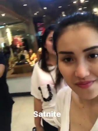 Jalan Bareng Zaskia, Kaos Ayu Ting Ting Melorot Bra Pun Terlihat
