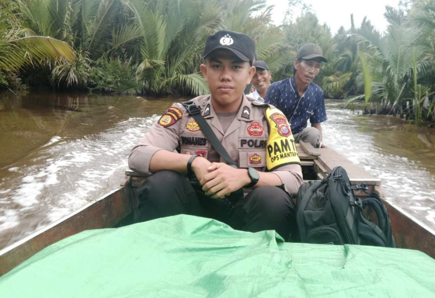Gunakan Sampan, Personil Polsek Concong Lakukan Pergeseran Logistik Pilkada Berjalan Aman