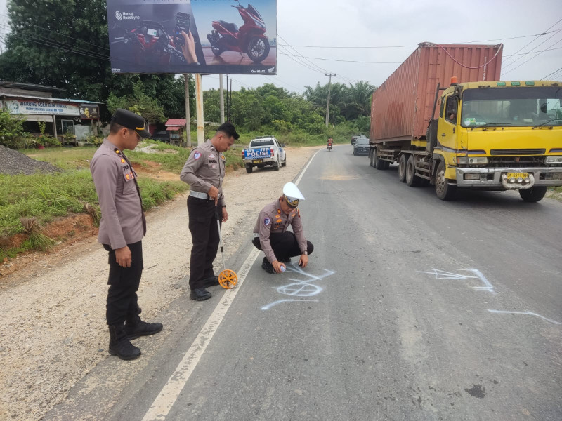 Tabrakan Maut di Jalan Lintas Pekanbaru Teluk Kuantan, Pengemudi Motor Tewas Dilindas Truk