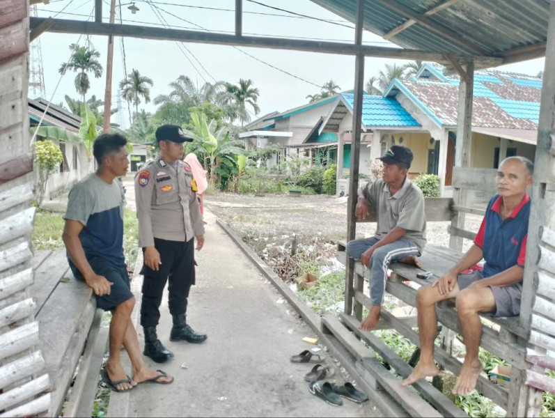 Personil Polsek Tempuling Lakukan Kegiatan Door to Door di Desa Teluk Jira Pasca Pilkada 2024