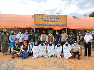  Tinjau Posko Terpadu Chek Point Perbatasan Riau-Sumbar, Kapolda Riau: Tetap Semangat