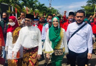 MEWAH! Kaderismanto-Iyet Bustami Diarak ke Kantor KPU