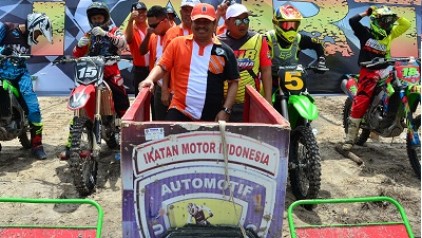 Bupati Amril Buka Kejuaraan Kelolema Motorcross and Grastrack 2016
