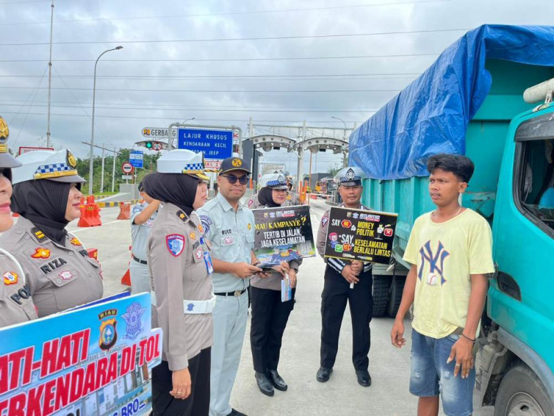 Ditlantas Polda Riau Gelar Kampanye Keselamatan dan Pilkada Damai di Tol Penang