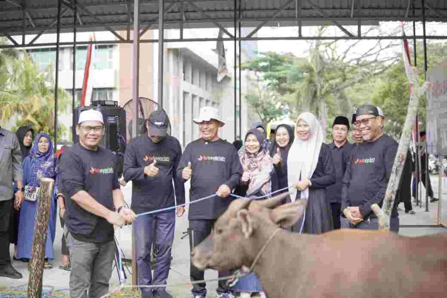 Bupati Herman Pimpin Penyembelihan Kurban di Lingkungan Kantor Bupati Inhil