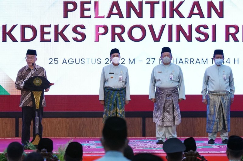 Disaksikan Wapres RI, Gubri Syamsuar Dilantik Sebagai Ketua KDEKS Riau