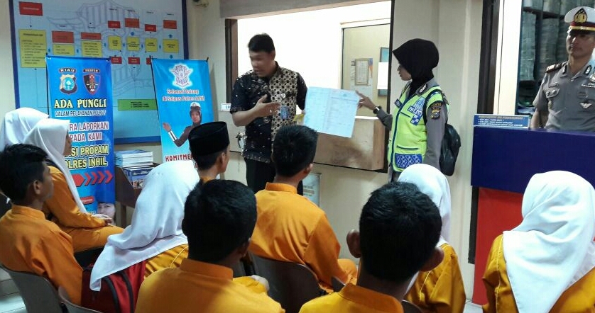 Puluhan Siswa Datangi Markas Mapolres Inhil 