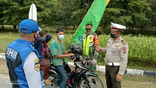Petugas Gabungan Lakukan Pengecekan Pengendara Masker Pengendara di Posko TASL 