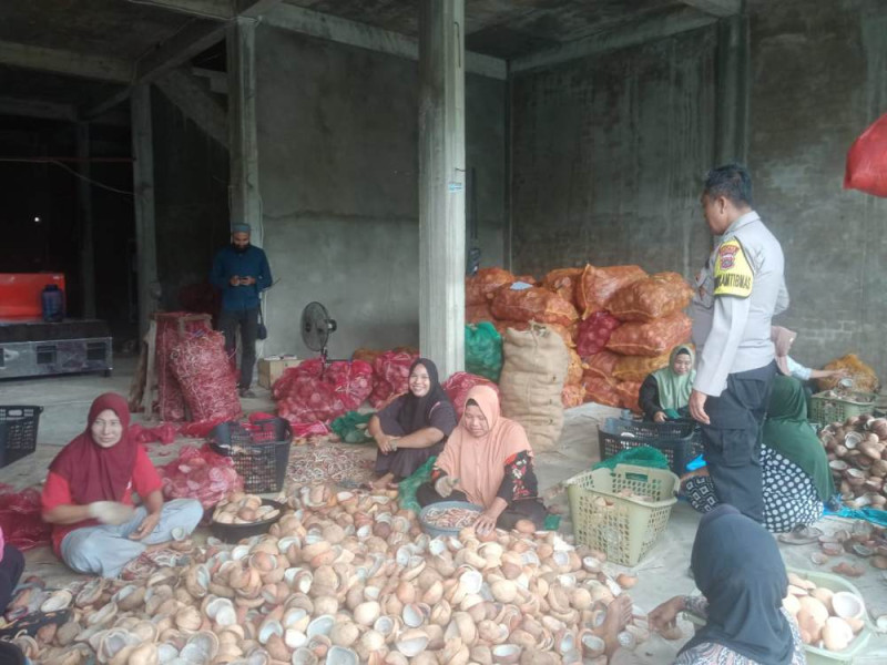 Polsek Tempuling Ajak Masyarakat Pelabuhan Pasar Sungai Salak Sukseskan Pilkada 2024