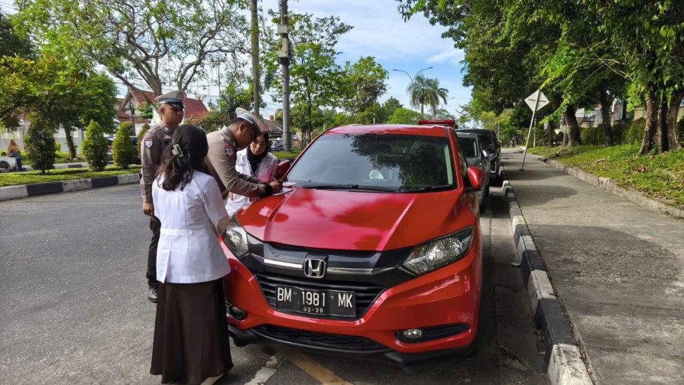 Parkir Seenaknya, Puluhan Kendaraan Kena Tilang di Depan RSUD Arifin Achmad Pekanbaru