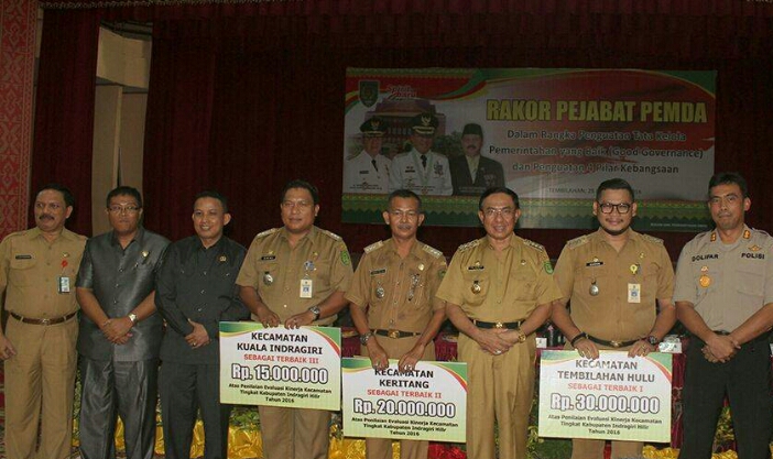 20 Camat di Inhil Terima Penghargaan dan Uang Pembinaan 