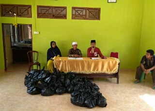 Pemkab Inhu Berikan 62 Paket Sembako Kepada Masyarakat Tak Mampu 