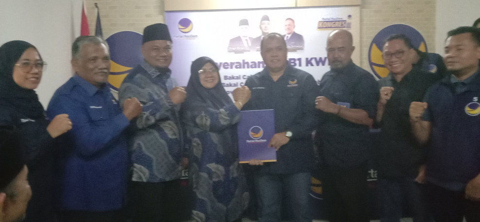 Dukungan Terus Bertambah, Pasangan Dr Afni Z dan Syamsurizal Terima SK Dukungan Partai Nasdem