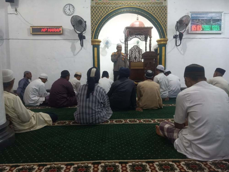 Lakukan Subuh Keliling, Polsek Bungaraya Sampaikan Pesan Pilkada Damai