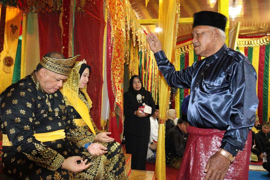 Dinilai Berjasa Kepada Masyarakat Melayu, Bupati Inhu Rezita Resmi Bergelar Datuk Seri Setia Amanah