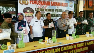 Polresta Pekanbaru Musnahkan Barang Bukti Sabu dan Ekstasi