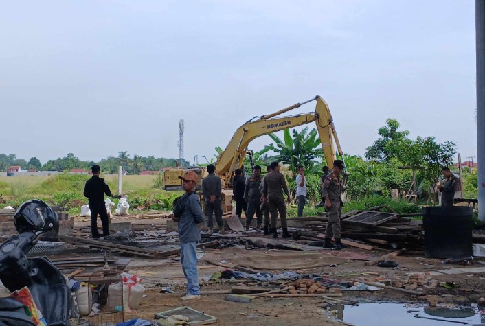 Pemko Pekanbaru Tertibkan Aset di Bawah Jembatan Siak I, 15 KK Bongkar Bangunan Secara Mandiri