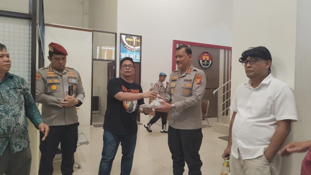 Kurang Komunikatif, Jurnalis Gelar Aksi Koin Receh Protes Kabid Humas Polda Riau