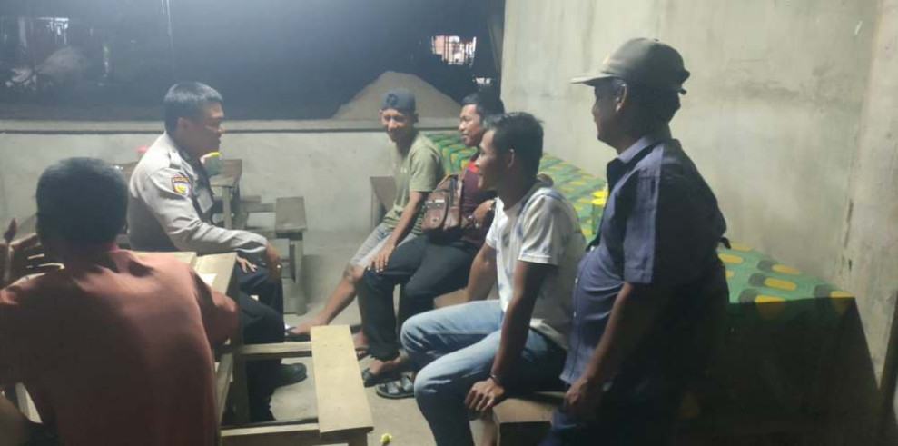Sambangi Warga Malam Hari, Polsek Tembilahan Hulu Jaga Suasana Kondusif Pilkada 2024