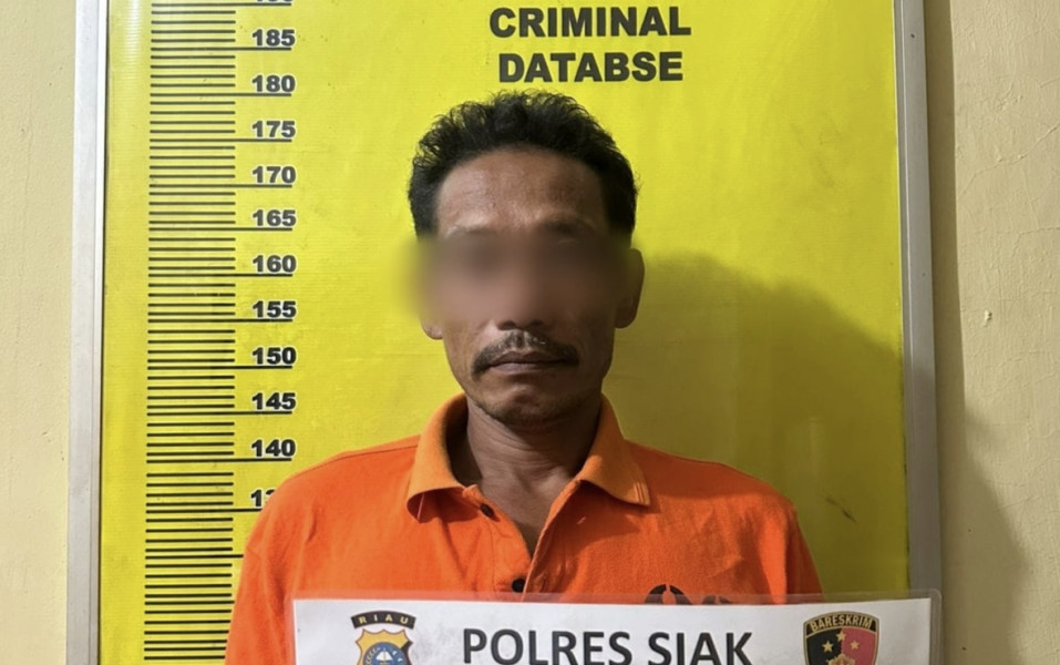 Eeh…Ketahuan! Seorang Pria Kepergok Curi Besi Jalan Tol Permai