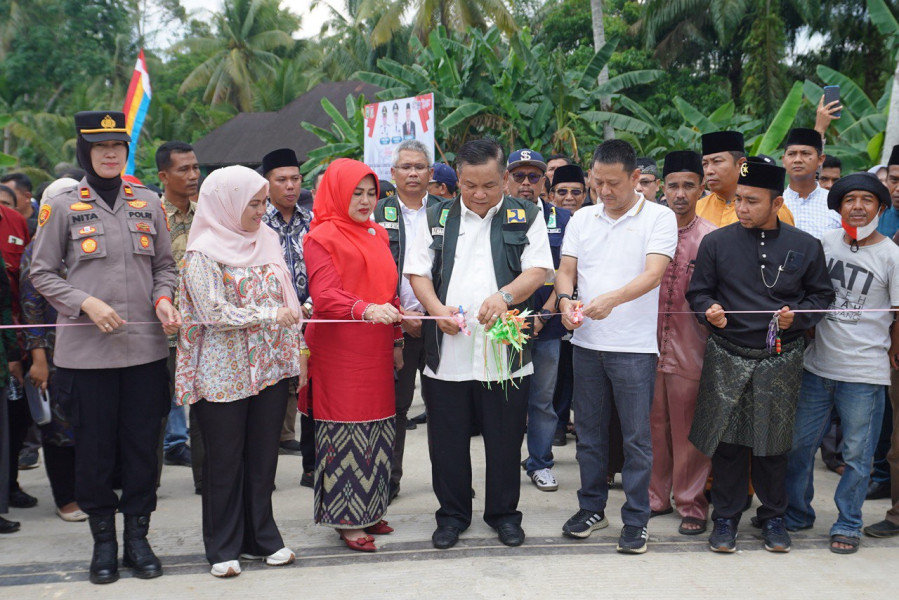 Sempat Mangkrak 6 Tahun, Sekda Riau SF Hariyanto Resmikan Jembatan Muara Jalai-Limau Manis Kampar