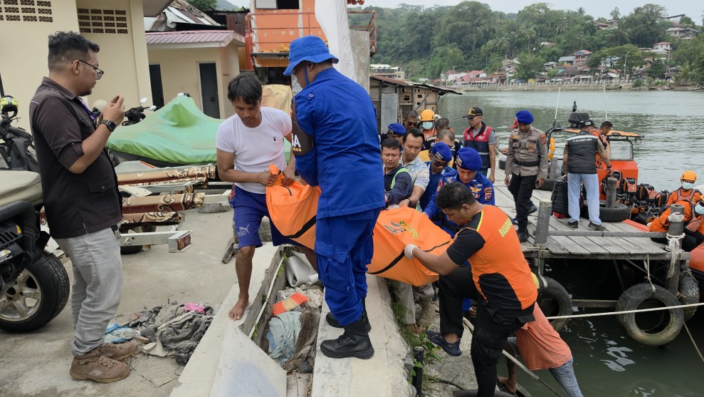 3 Jam Evakuasi, Tim SAR Padang Selamatkan 9 ABK TB Simponi dari Tengah Laut