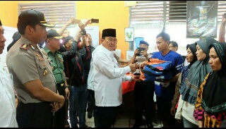 Bupati Wardan Meninjau Kebakaran dan Berikan Bantuan Bagi Korban Kebakaran di Tembilahan