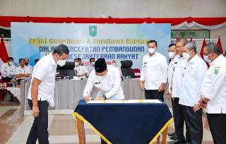 Wabup Husni Teken Komitmen dengan Pemprov Riau dalam Percepatan Pembangunan 