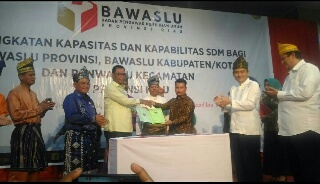 12 Media Terima Penghargaan Dari Bawaslu