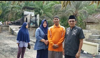 H.Adek Chandra & Istri Berikan Santunan Korban Kebakaran di Inhu