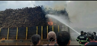 Tongkang Asal Samarinda Terbakar di Perairan Sungai Siak 