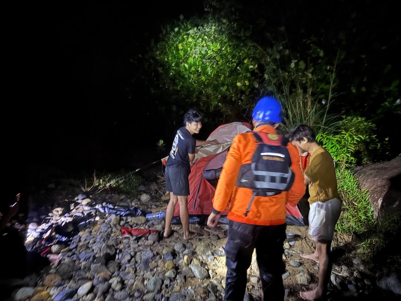 Debit Air Meningkat, 3 Pemancing Terjebak di Air Terjun Sungai Bangek Padang