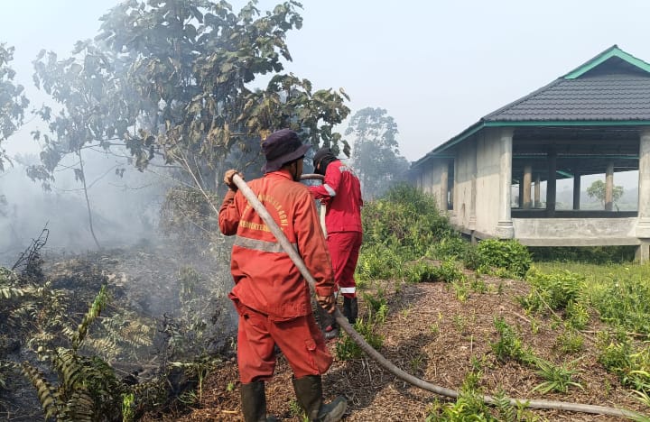 Karhutla Meluas di Rimbo Panjang Kampar, Api Nyaris Capai Bangunan Pesantren