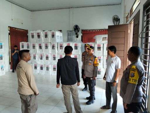 Kapolres Rokan Hulu Tinjau Gudang Logistik Pilkada 2024 di Kecamatan Rambah Hilir