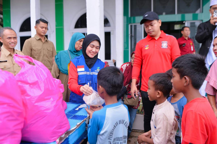 Ketua TP PKK Henny Sasmita Wahid Bantu Warga Terdampak Banjir di Rumbai