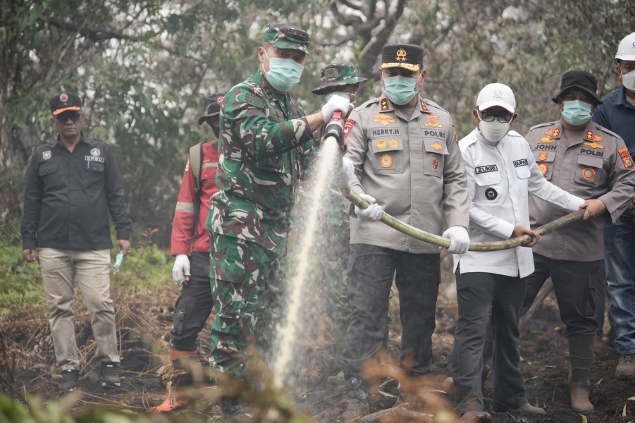 Kapolda Riau dan Pangdam XIX/Tuanku Tambusai Turun Langsung Padamkan Karhutla di Pelalawan