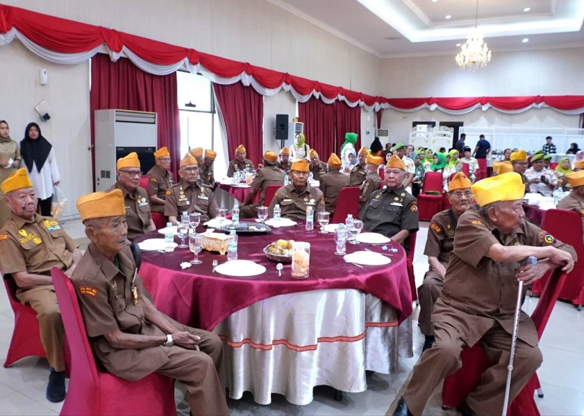 Gubri Wahid Salurkan Sagu Hati kepada Ratusan Veteran dan Janda