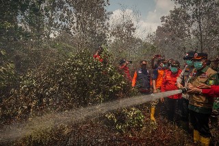 Gubernur Syamsuar Berjibaku Padamkan Karhutla di Dumai