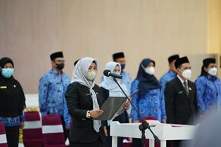 Syamsuar Lantik 10 Pejabat Eselon II & 18 Pejabat Eselon III