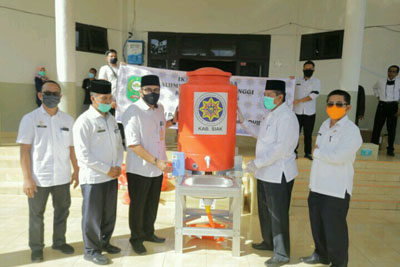 Multi Persada Service Serahkan Bantuan KepadaWarga Terdampak Covid-19 di Minas