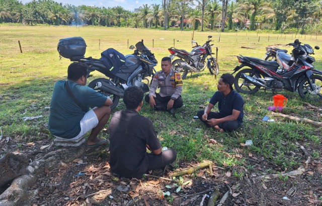 Sambangi Warga, Bhabinkamtibmas Desa Rawa Makmur Ajak Sukseskan Pilkada 2024