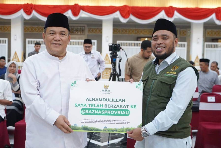 Pj Gubri SF Hariyanto Bersama Forkopimda Serahkan Zakat ke Baznas Riau