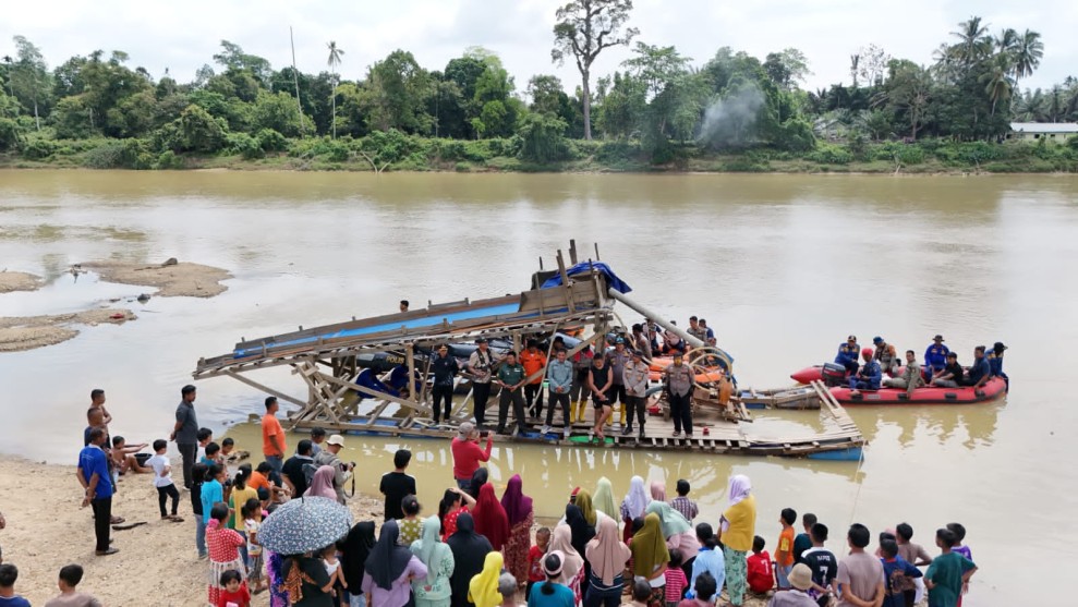 Polres Kuansing Gelar Patroli Gabungan, 55 Rakit PETI Ditemukan di Sungai Kuantan