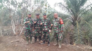 Perwira Korem 031 Wirabima Kunjungi Karhutla di Inhu