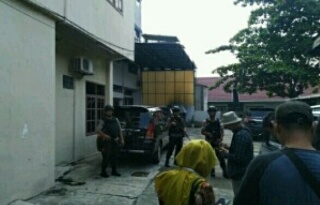 KPK Geledah Bangunan Ruko di Pekanbaru 