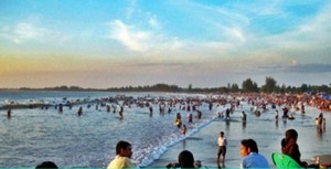  Ribuan Warga Bengkalis Padati Pantai Selatbaru