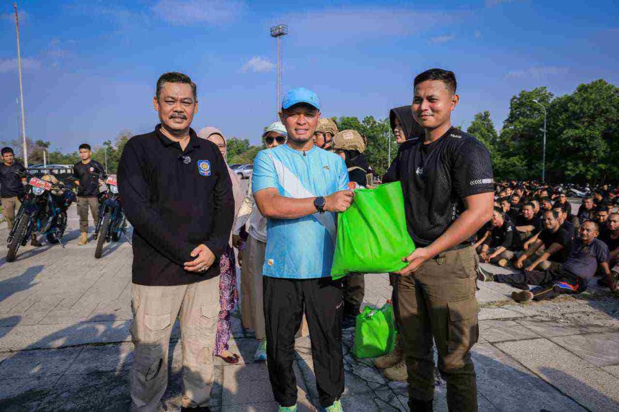 Perhatian untuk Garda Terdepan, Wako Agung Serahkan Bantuan ke Satpol PP dan Tenaga Kebersihan