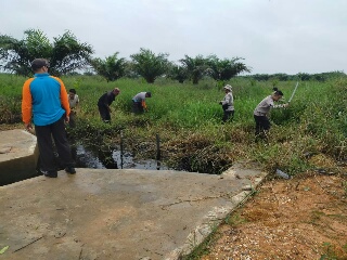 Antisipasi Karhutla Tahun 2020, Anggota Polres Inhu Bersihkan Kanal Sumber Air