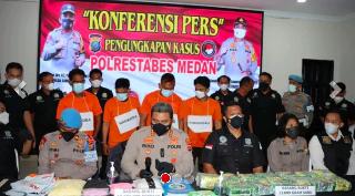 Polisi Amankan 13 kg Sabu dan 10 Ribu Butir Ekstasi Asal Malaysia 