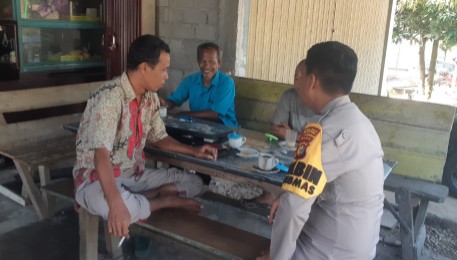 Lakukan Door To Door Cara Bhabinkamtibmas Polsek Tambusai Bawa Pesan Pilkada Damai